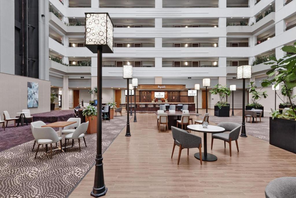 Sheraton Suites Chicago O'Hare - main image