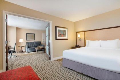 Hilton Rosemont Chicago O'Hare - image 19