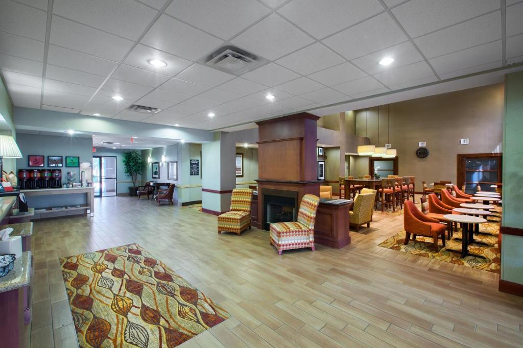 Hampton Inn & Suites Houston Rosenberg - image 3