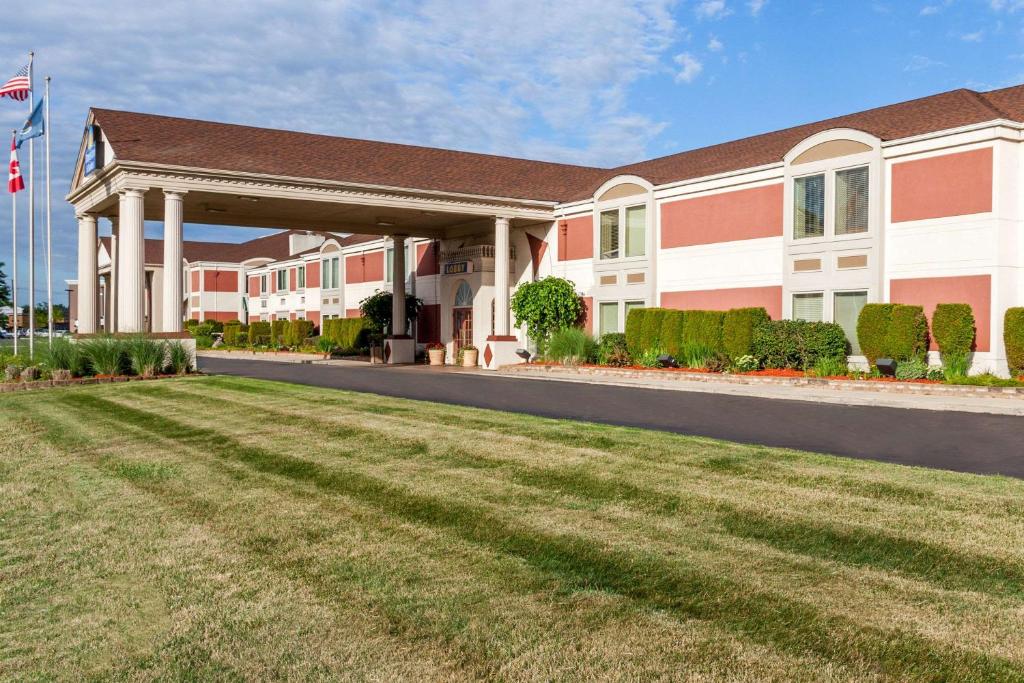 Days Inn & Suites by Wyndham Roseville/Detroit Area - main image