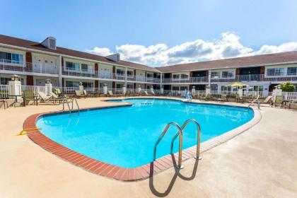 Days Inn & Suites by Wyndham Roseville/Detroit Area - image 2