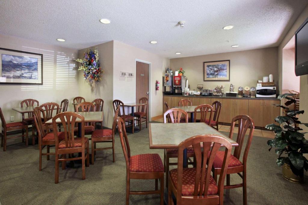 Microtel Inn & Suites by Wyndham Detroit Roseville - image 4