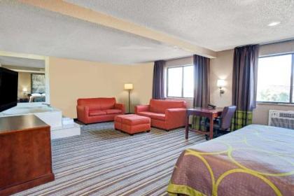 Super 8 by Wyndham Roseville/Detroit Area - image 9