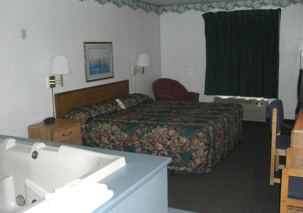 Norwood Inn and Suites - Roseville - image 3