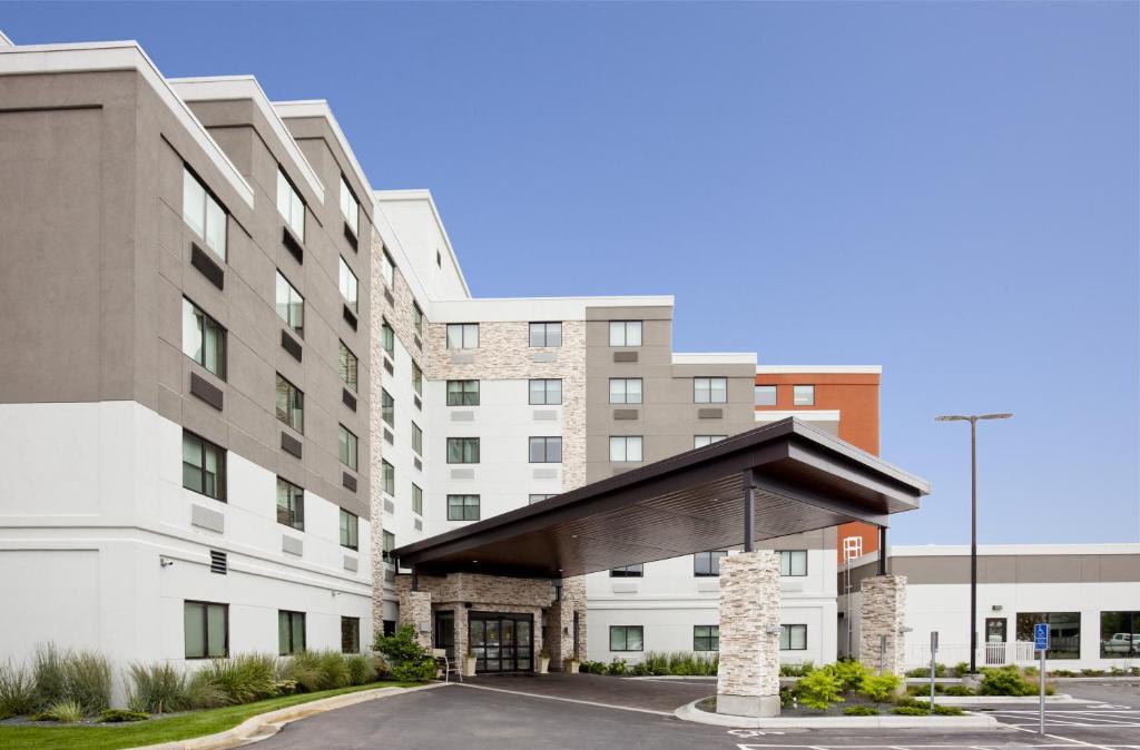 Holiday Inn Express Roseville-St. Paul an IHG Hotel - image 2