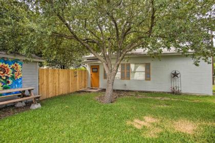 Charming Rowlett Guest Cottage Walk Downtown - image 15