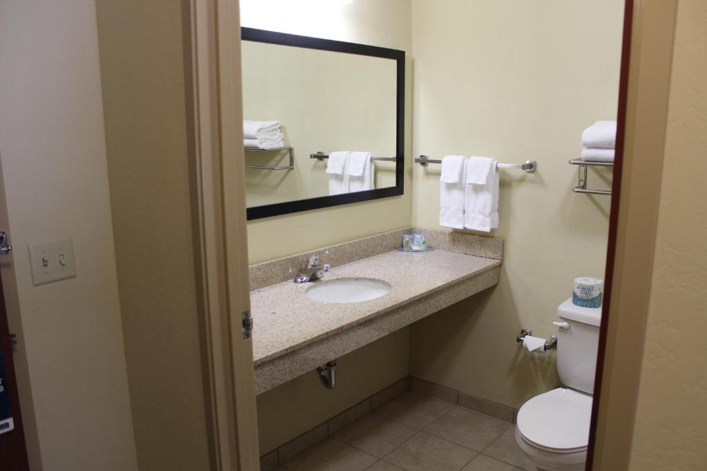 Cobblestone Inn & Suites - Rugby - image 3