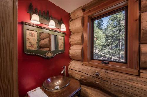 Bear Foot Lodge 2 Bedrooms Sleeps 6 Gas Grill Walk to River Hot Tub - image 4