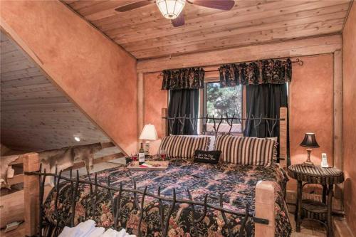 Bear Foot Lodge 2 Bedrooms Sleeps 6 Gas Grill Walk to River Hot Tub - image 5