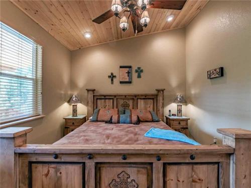 Heavenly Pines 3 Bedrooms Wi-Fi Fireplace Ramp Accessible Hot Tub Sleeps 6 - image 2