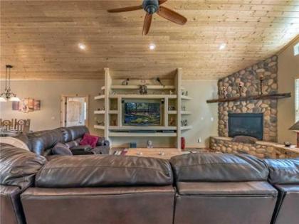 Heavenly Pines 3 Bedrooms Wi-Fi Fireplace Ramp Accessible Hot Tub Sleeps 6 - image 5