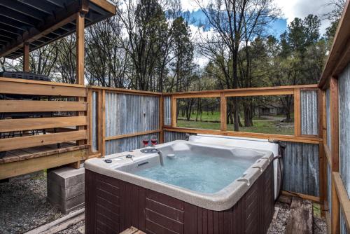 Starlight Cabin 1 Bedroom Sleeps 4 Great Views Hot Tub WiFi HDTV - image 2