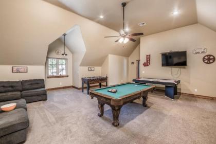 Abbey Lodge 9 Bedrooms Sleeps 23 Game Room WiFi Hot Tub - image 15