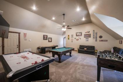 Abbey Lodge 9 Bedrooms Sleeps 23 Game Room WiFi Hot Tub - image 16