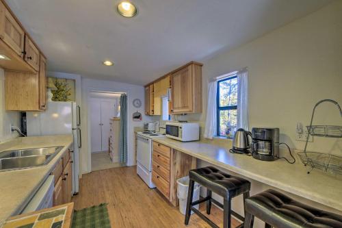 Cozy Ruidoso Cabin with Decks - 1 Mile to Downtown! - image 3