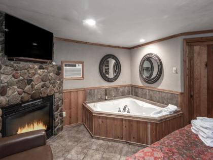 Crescent Moon Studio Fireplace Jetted Tub Midtown Sleeps 2 - image 8