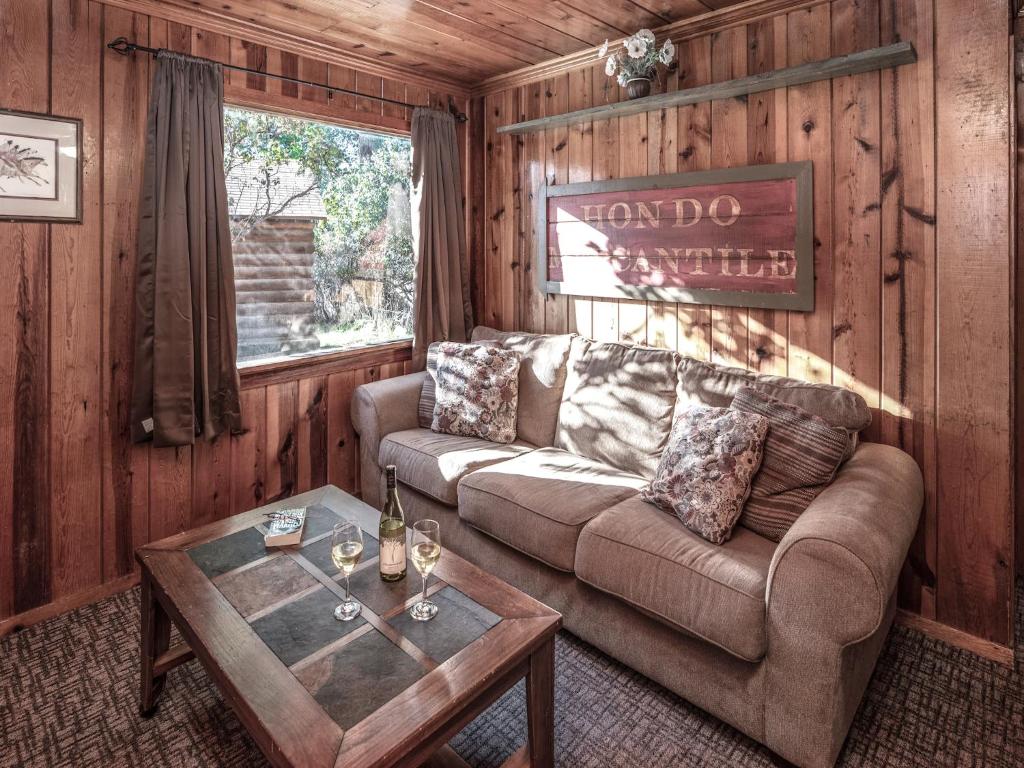 Destiny Cabin 2 Bedrooms Fireplace Midtown Sleeps 7 - main image