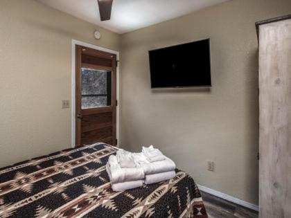 Midtown Riverfront 3 2 Bedrooms Hot Tub Sleeps 6 - image 14