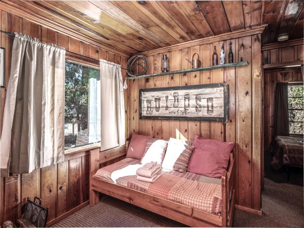 Perfect Cabin 2 Bedrooms Fireplace Midtown Sleeps 5 - main image