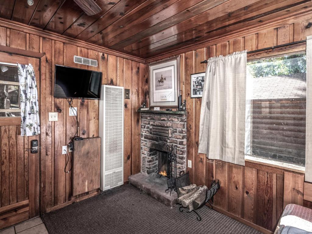 Perfect Cabin 2 Bedrooms Fireplace Midtown Sleeps 5 - image 2