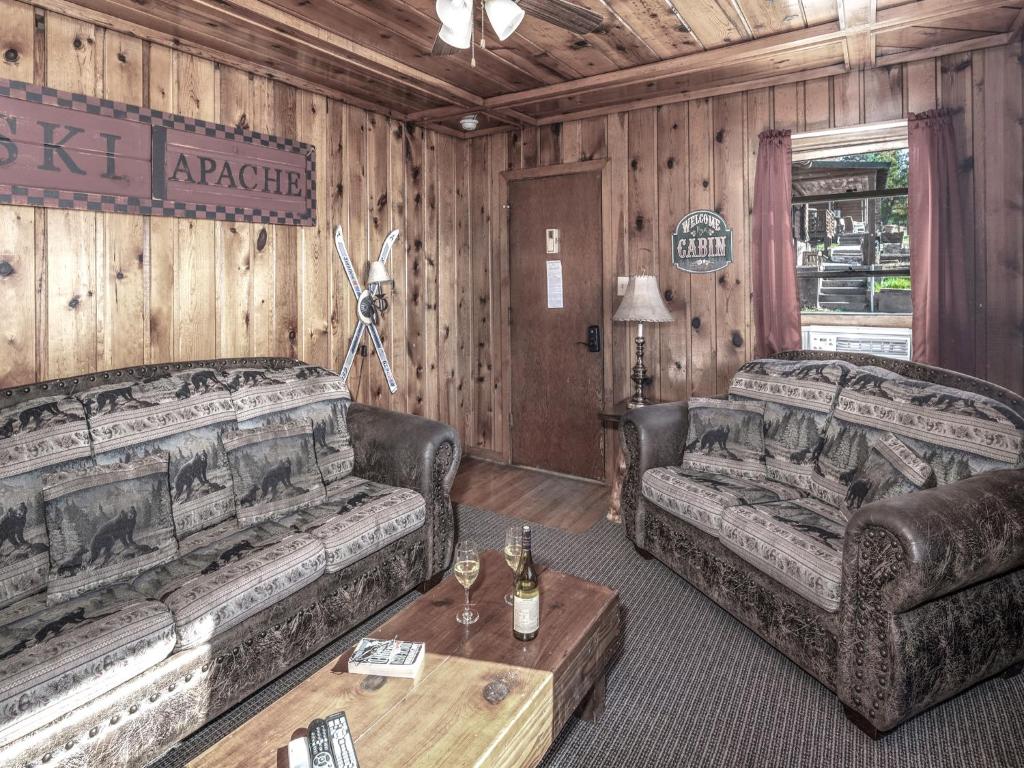 Country Cabin 2 Bedrooms Fireplace Midtown Sleeps 6 - main image