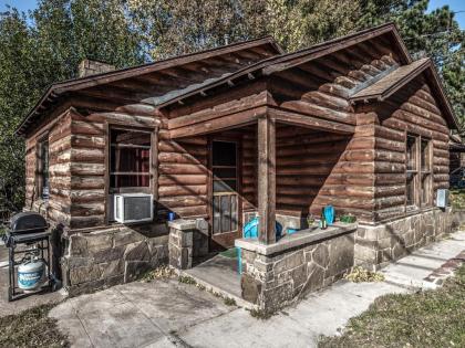 Country Cabin 2 Bedrooms Fireplace Midtown Sleeps 6 - image 16