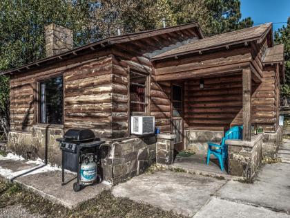 Country Cabin 2 Bedrooms Fireplace Midtown Sleeps 6 - image 17