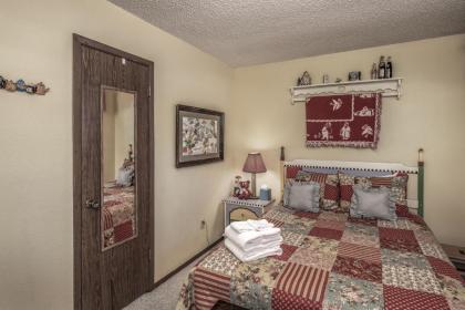 Fox Hollow Condo #08 2 Bedrooms Sleeps 6 Wood Stove Barbecue - image 10