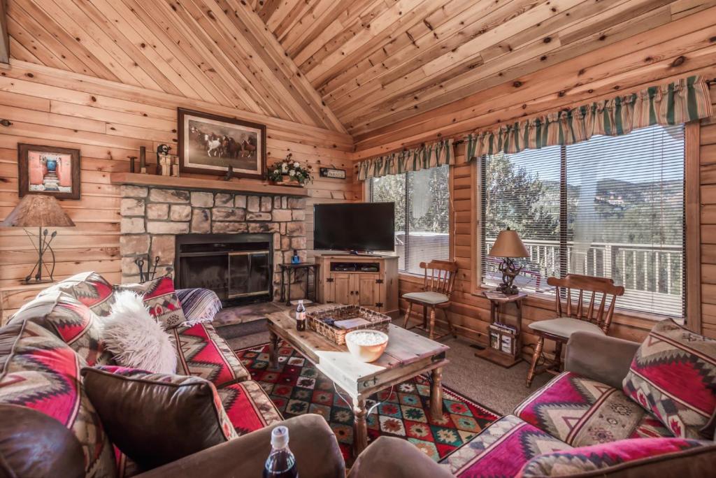 Breakaway Cabin 3 Bedrooms Sleeps 6 Pets Welcome Wood Fireplace - main image