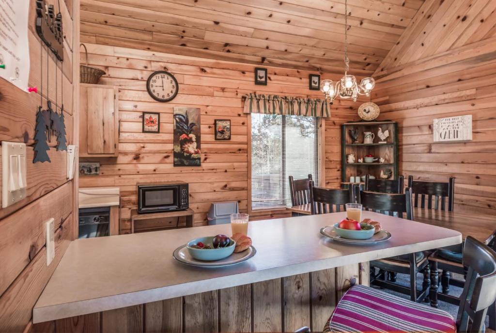 Breakaway Cabin 3 Bedrooms Sleeps 6 Pets Welcome Wood Fireplace - image 7