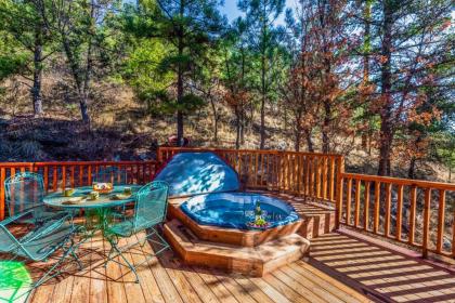 Cabin on the Creek 2 Bedrooms Sleeps 6 Hot tub Fireplace Pet Friendly Ruidoso New Mexico