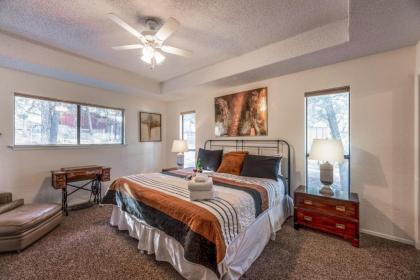 Remember the Alamo 3 Bedrooms Sleeps 6 Pet Friendly Fenced Yard - image 9