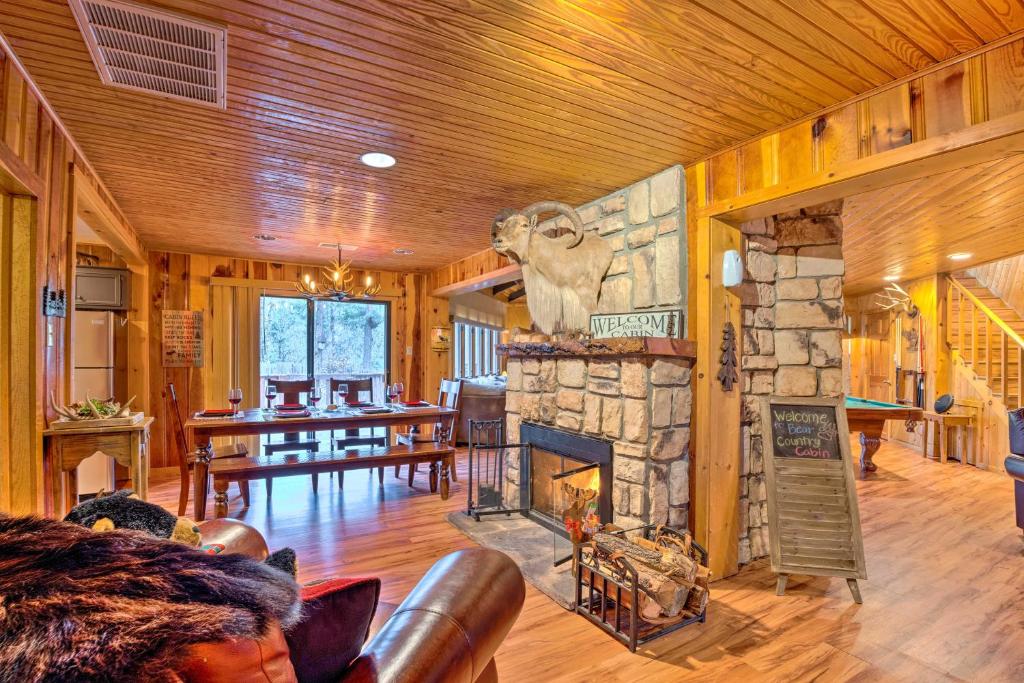 Unique Bear Country Cabin in Ruidoso with Hot Tub! - image 7