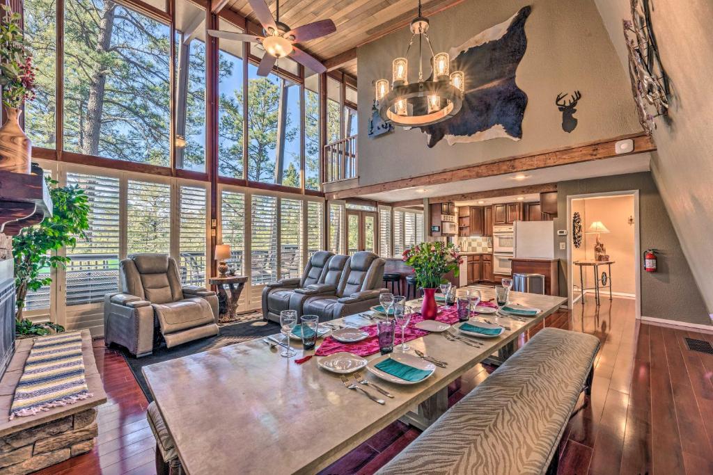 Grand Ruidoso Hideaway with Game Room and Hot Tub - main image