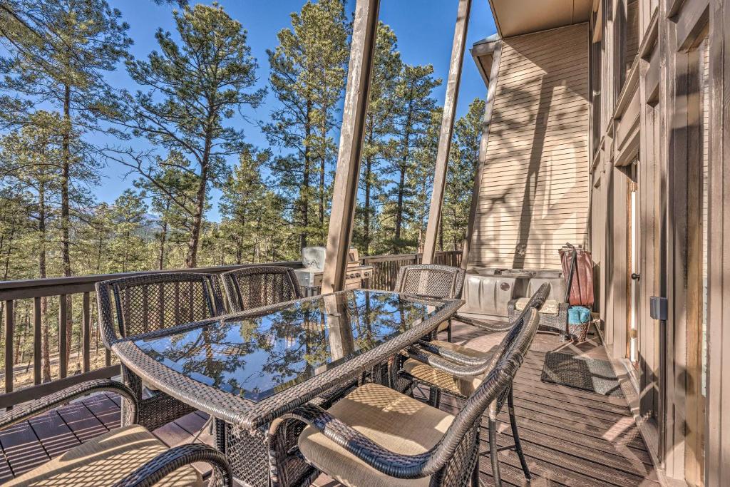 Grand Ruidoso Hideaway with Game Room and Hot Tub - image 6