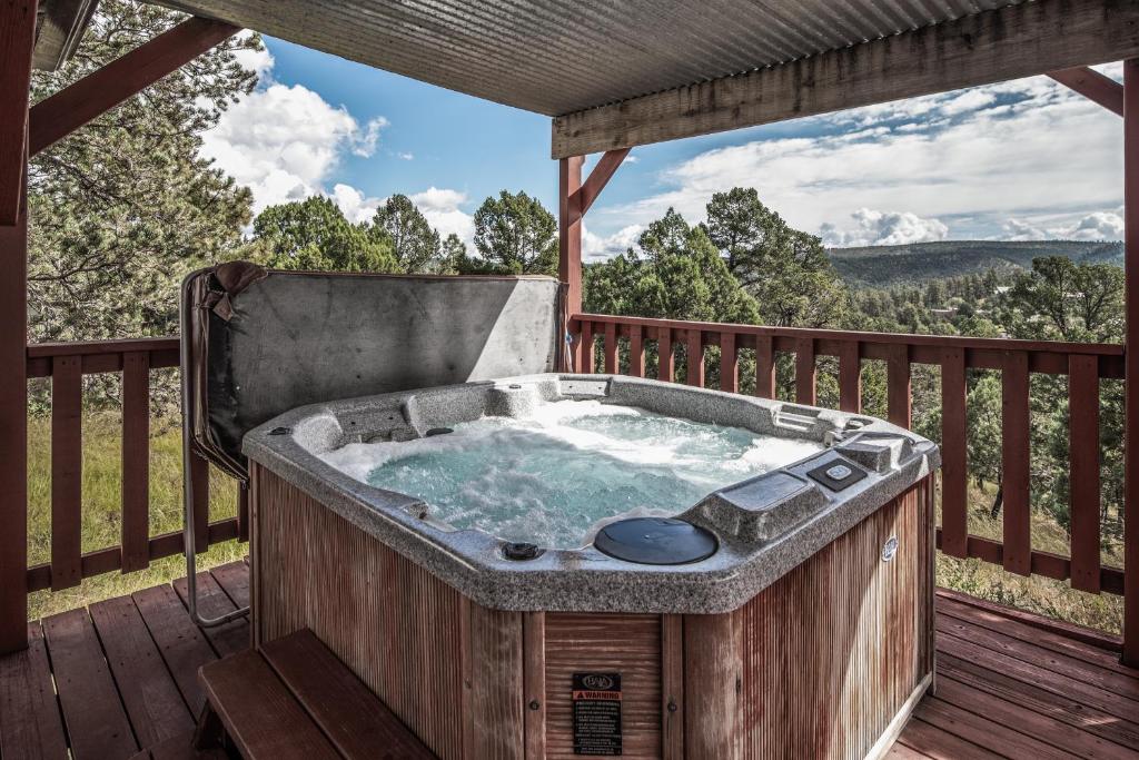 White Mountain Chateau  4 BRs Sleeps 10 Hot Tub - main image