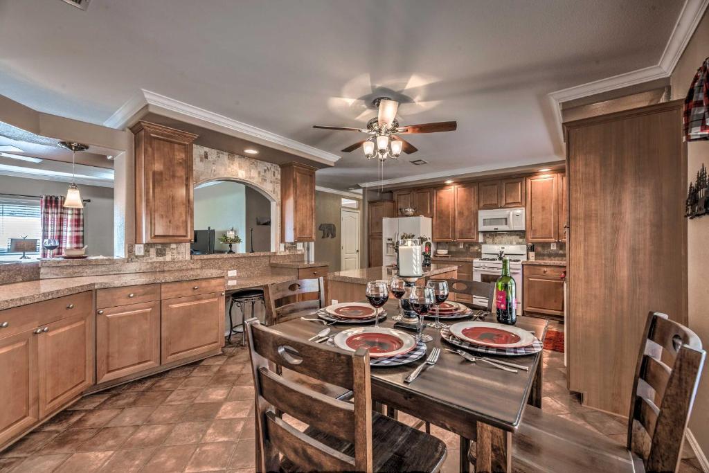 Ruidoso Retreat with Grill Central Location! - image 3