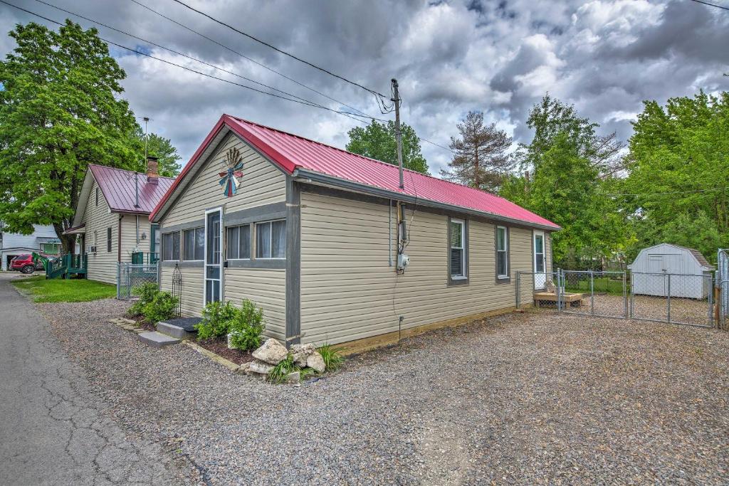 1940s Cottage - Walk to Main St and Indian Lake - main image