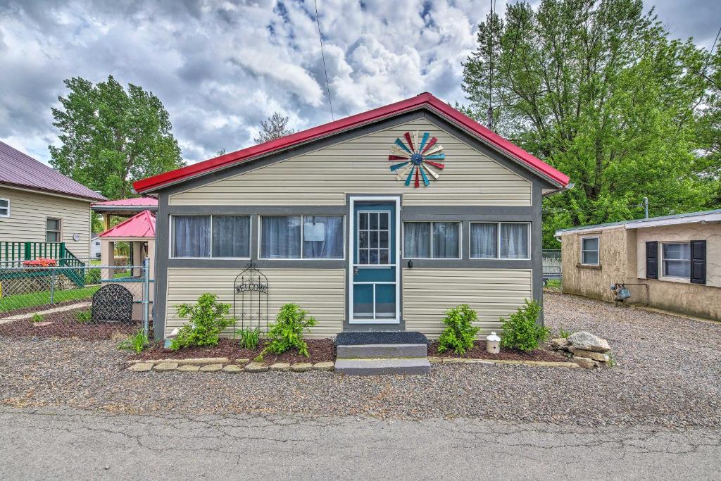 1940s Cottage - Walk to Main St and Indian Lake - image 6