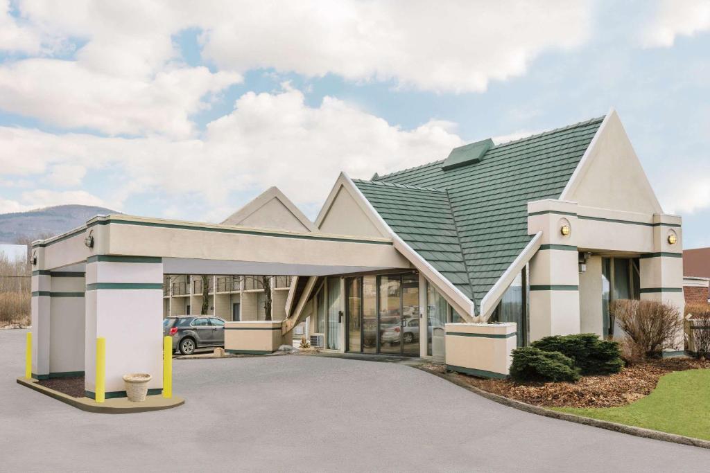 Days Inn by Wyndham Rutland/Killington Area - main image