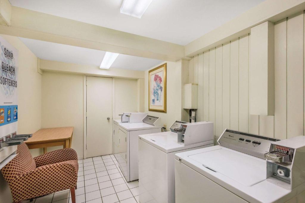 Days Inn by Wyndham Rutland/Killington Area - image 3