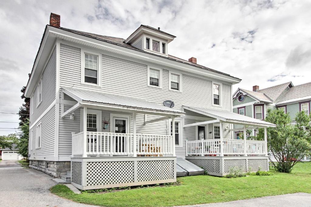 Spacious Rutland Townhome with Fire Pit- Walk to Town - image 7