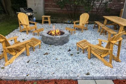 Spacious Rutland Townhome with Fire Pit- Walk to Town - image 8