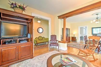 Spacious Rutland Townhome with Fire Pit- Walk to Town - image 9