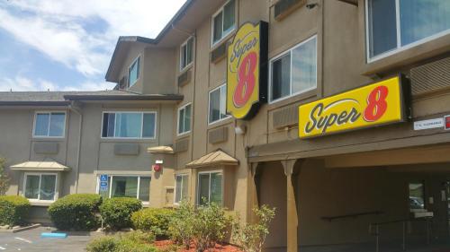 Super 8 by Wyndham Sacramento - image 5