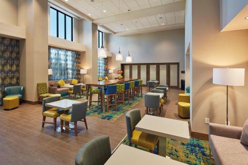 Hampton Inn & Suites Sacramento at CSUS - image 4