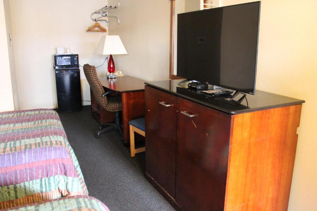 Economy Inn Safford - image 7