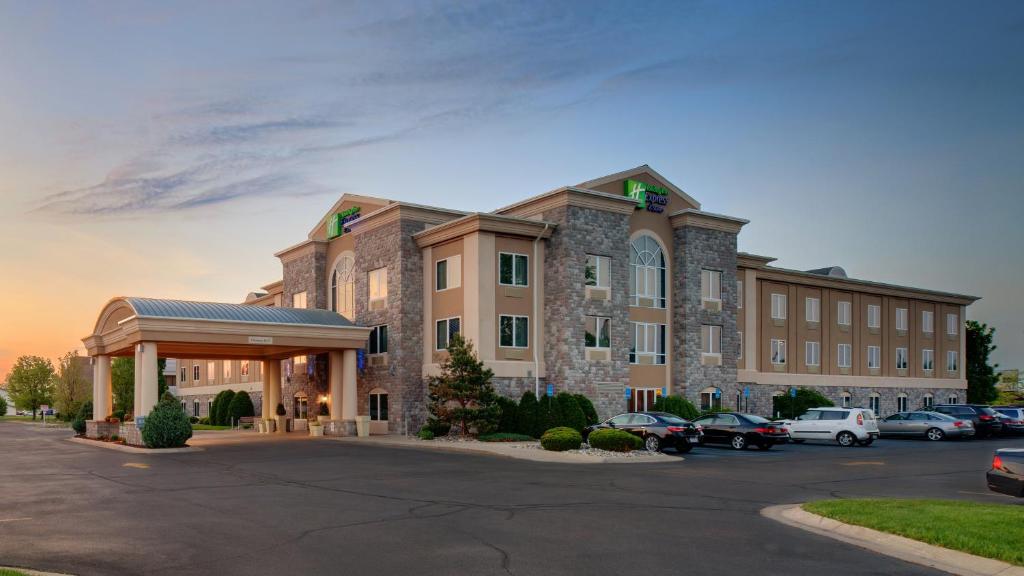 Holiday Inn Express Hotel & Suites Saginaw an IHG Hotel - main image