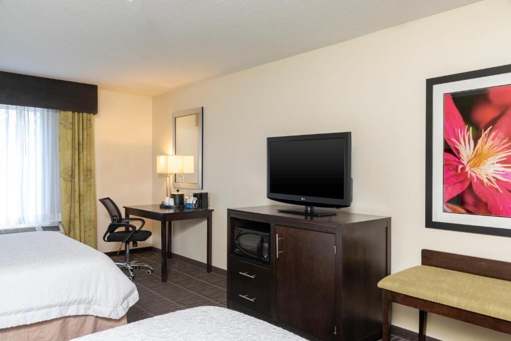 Hampton Inn & Suites Saginaw - image 7