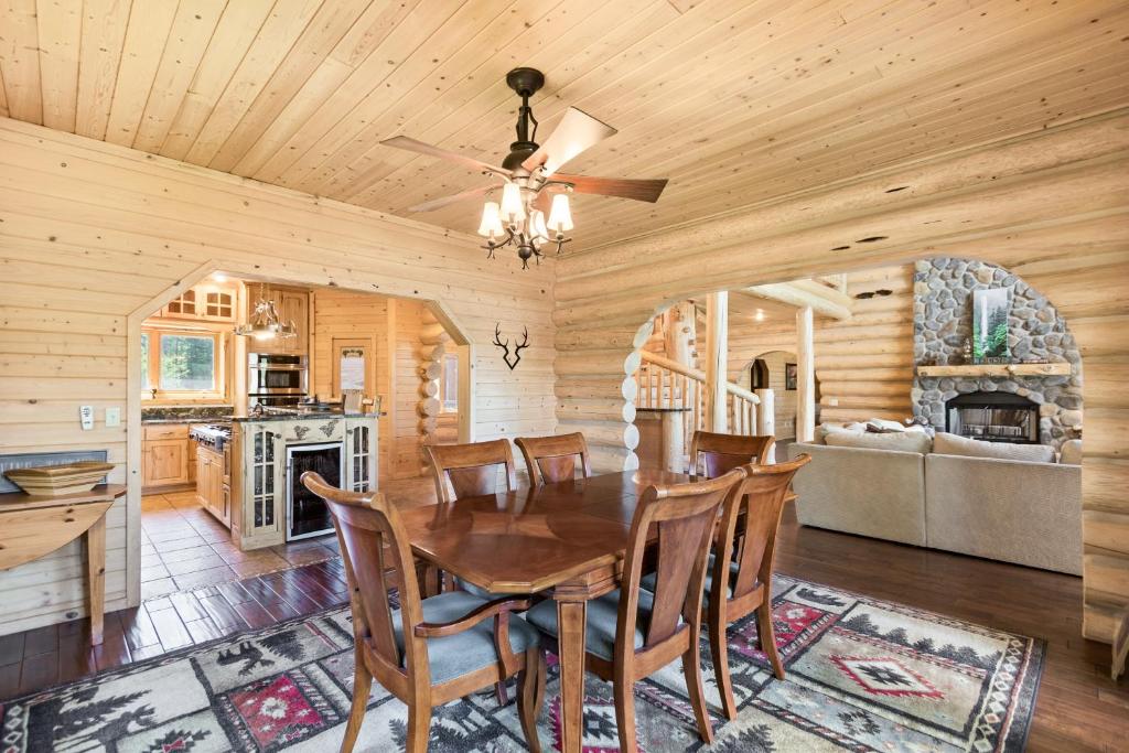 Antler Cove Log Home - image 5